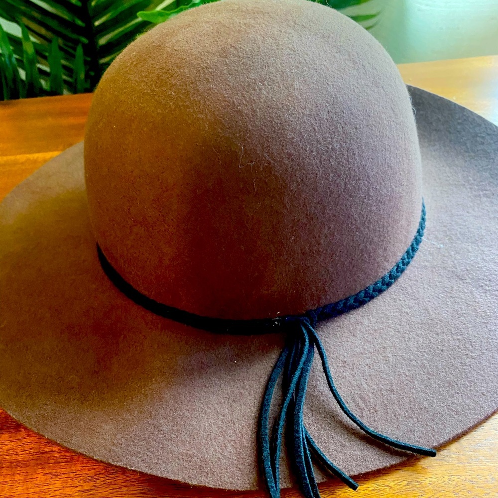 Wide brim hat